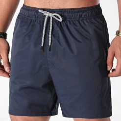 Le moins cher đ„° Short De Bain Uni 0002 Bleu Marine de LBO â 9 Le moins cher đ„° Short De Bain Uni 0002 Bleu Marine de LBO â -France LBO Soldes Boutique lbo 258974 FAB 1070510 0002 20220316T153836 03
