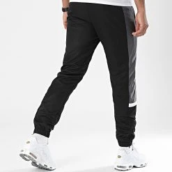Coupon 🤩 Pantalon Jogging Tricolore A Bandes 0031 Noir Gris Anthracite de LBO ✔️ 9 Coupon 🤩 Pantalon Jogging Tricolore A Bandes 0031 Noir Gris Anthracite de LBO ✔️ -France LBO Soldes Boutique lbo 287385 FAB LBO 10701336 0031 20211119T140525 04