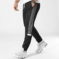 Coupon 🤩 Pantalon Jogging Tricolore A Bandes 0031 Noir Gris Anthracite de LBO ✔️