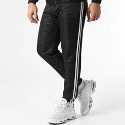 Bon marché 🥰 Ensemble De Survêtement Avec Bandes 0043 Noir de LBO ⭐ -France LBO Soldes Boutique lbo 289185 FAB LBO 10701336 0043 20211217T074700 04