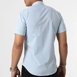Bon marché 🌟 Chemise Manches Courtes Col Mao Slim Fit 2189 Bleu Clair de LBO ✔️ -France LBO Soldes Boutique lbo 313961 FAB SHALBO 2189 20220602T115703 04